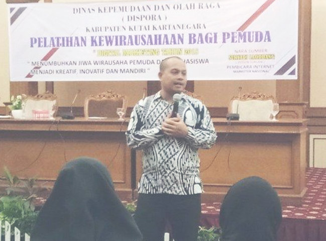 Suryadi Laoddang, motivator internet marketing asal Yogyakarta, membagikan tips mengembangkan usaha atau bisnis online lewat media sosial dalam Acara Pelatihan Kewirausahaan Bagi Pemuda yang digelar di Hotel Grand Elty Singgasana Tenggarong, Rabu (12/12/2018). Pelatihan ini digelar Dispora Kukar dan dihadiri 300 mahasiswa dan pemuda di Kukar. 