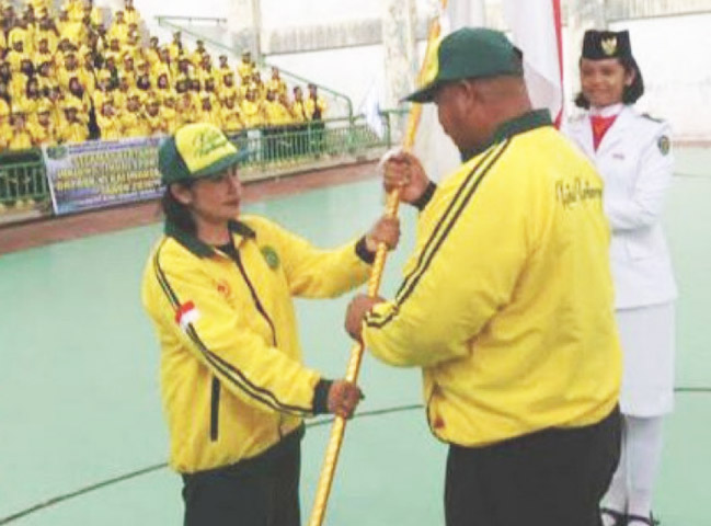 Ketua KONI Kukar Ria Handayani saat menerima panji kontingen Kukar yang diserahkan Bupati Kukar Edi Damansyah saat pelepasan kontingen pada Porprov Kaltim VI Desember lalu