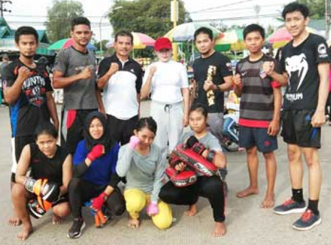 SIAP TARUNG : Plt ketua KONI Kukar Ria Handayani (keempat dari kiri berdiri) memberikan semangat kontingen muaythai Kukar untuk menjadi yang terbaik di Porprov VI/2018 Kutim ( ist )