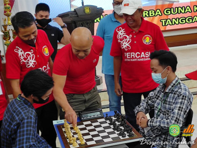 Kadispora Kukar, memantau langsung perlombaan catur (PERCASI Kukar.dok)