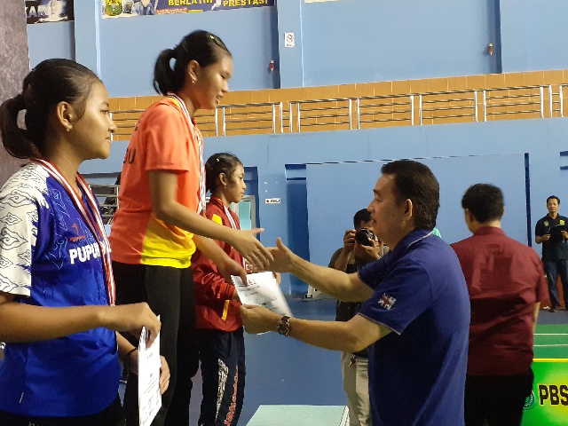Penyerahan trofi bergilir Bupati Cup dilakukan oleh Bupati Kukar Edi Damansyah.