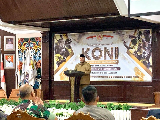 Bupati Kukar, Edi Damansyah memberikan sambutan pada acara pelantikan ketua dan pengukuhan pengurus KONI Kukar