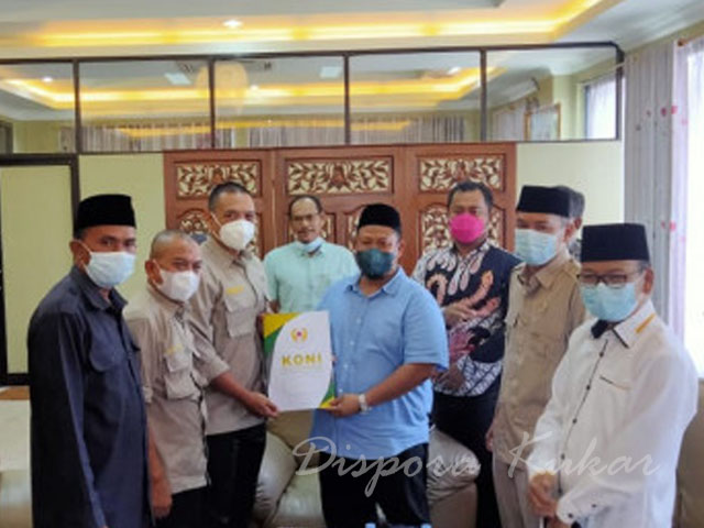 Jajaran Koni Kukar menyerahkan dokumen support anggaran ke DPRD Kukar (Foto: Heri/korankaltim.com)