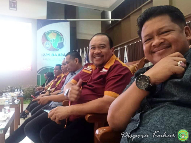 Kadispora Kukar Aji Ali Husni, (Depan) hadir dalam kongres Askab PSSI Kukar 2023