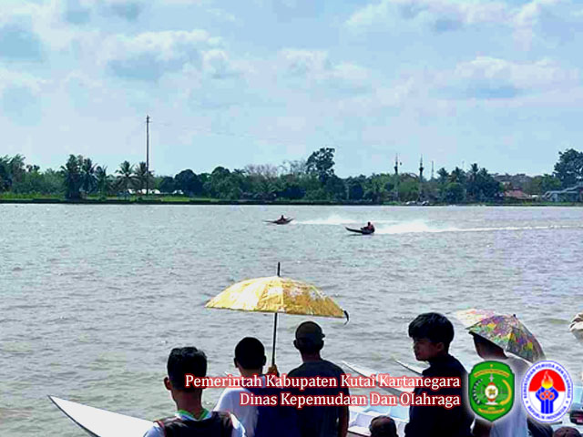 Semaraknya lomba balap ketinting di bantaran Sungai Mahakam Kecamatan Tenggarong dalam rangka memeriahkan Erau Adat Pelas Benua