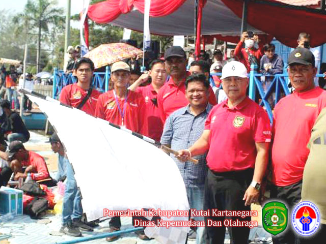 Kepala Dispora Kukar, Aji Ali Husni beserta Asisten I Setkab Kukar, Ahmad Taufik Hidayat, saat membuka lomba balapan ketinting, 29 September 2023