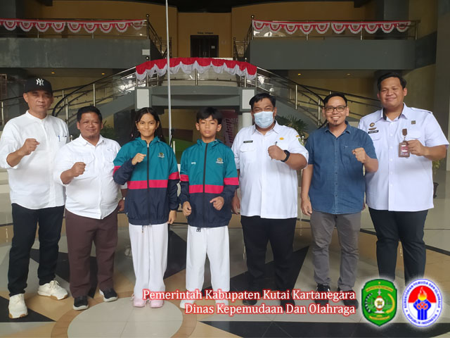Kadispora Kukar didampingi oleh Sekretarsi Dispora dan Ketua Taekwondo Kukar melepas secara resmi Kontingen Taekwondo Kukar yang akan mengikuti Kejuaraan Bali Internasional Taekwondo Championship