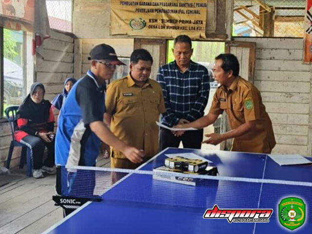 Dinas Pemuda dan Olahraga (Dispora) Kutai Kartanegara (Kukar),Aji Ali Husni pada saat memberikan Bantuan Sarana Prasarana untuk Klub Tenis Meja.