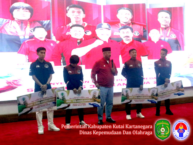 Bupati Kukar Berikan Bonus Kepada Atlet Kukar Peraih Medali Pada Sea Games Ke-32 Kamboja