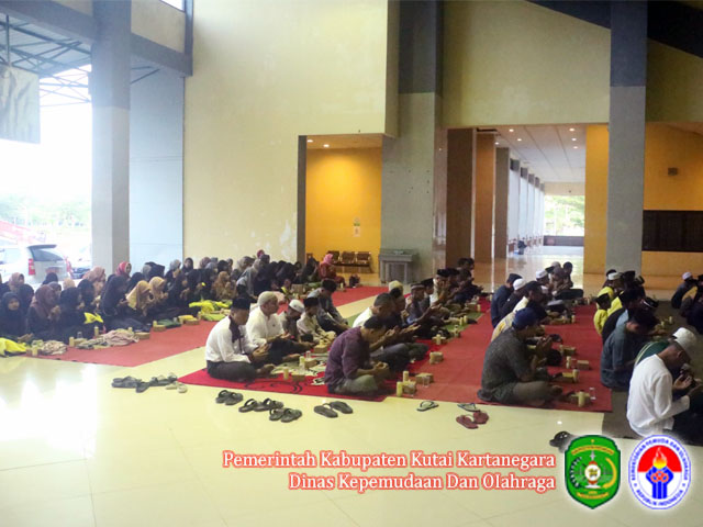 Kegiatan ini dihadiri oleh Kadispora, Sekretaris Dispora, Para pejabat dilingkungan Dispora, seluruh ASN dan THL beserta para keluarganya dan para santri dari Pondok Pesantren Al Abkhori Perjiwa, serta Ustadz Muhibin Ali