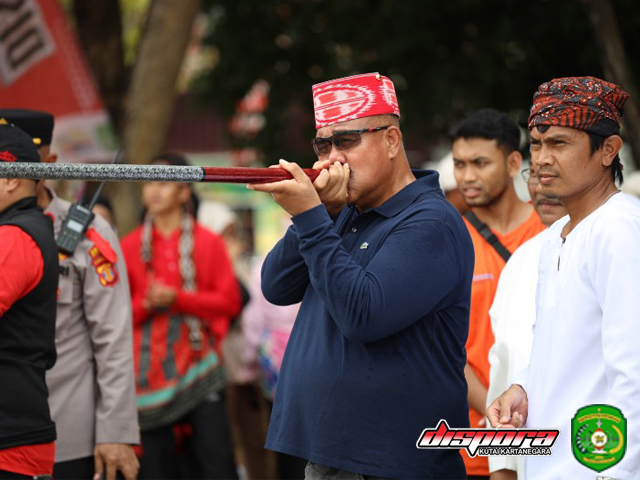 Pembukaan pertandingan oltrad oleh Bupati Kukar Edi Damansyah, ditandai dengan percobaan alat pertandingan seperti gasing dan sumpit.
