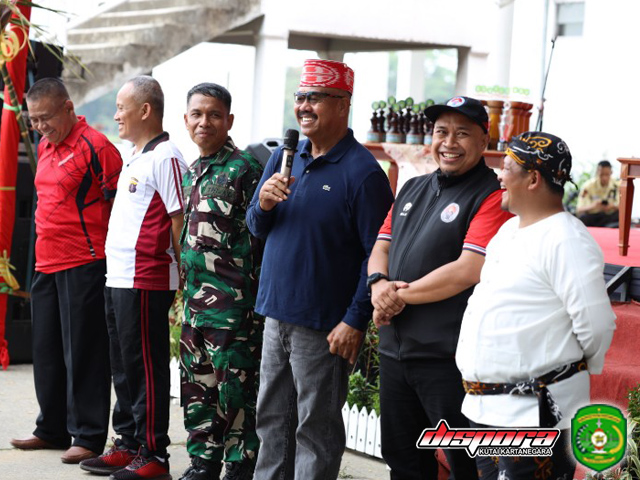 Pembukaan pertandingan oltrad oleh Bupati Kukar Edi Damansyah, dihadiri Analis kebijakan Ahli Muda pada Asisten Deputi Olah Masyarakat Kemenpora Edward Taufan Panjaitan, Kepala Dinas Pemuda dan Olah Raga Aji Ali Husni, Jajaran Muspida Kukar, KONI Kukar dan Para peserta Oltrad.
