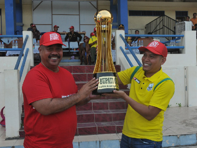 FOTO Bupati Kukar Edi Damansyah Saat menyerahkan piala bergilir Bupati Cup kepada Ketua Askab PSSI Kukar Salehuddin