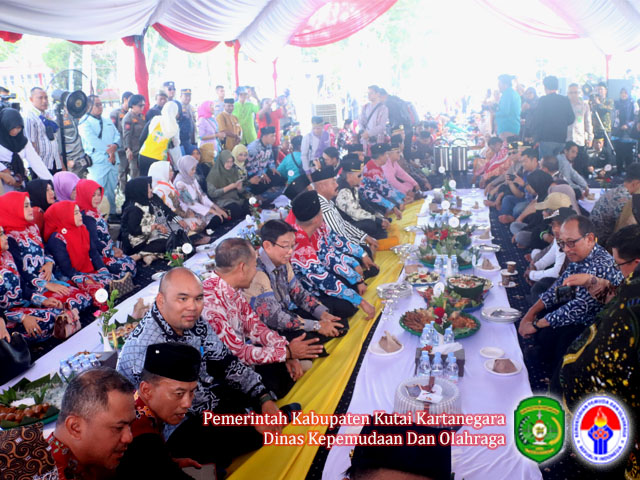 Sultan dan Bupati serta Forkompimda duduk bersama masyarakat makan Beseprah, Selasa (26/9) di Museum Mulawarman Tenggarong