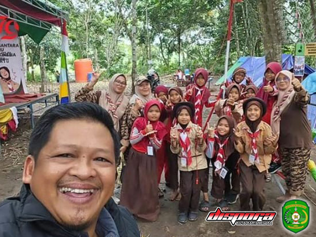 Aji Ali Husni, Kadispora Kukar, Saat Meninjau dan Menyempatkan Berfoto Dengan Kontingen Kutai Kartanegara Dalam Perkemahan Wirakarya Tingkat Provinsi Kalimantan Timur.