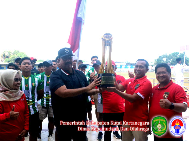 Bupati Kukar, Edi Damansyah, di dampingi Kadispora Kukar Aji Ali Husni, dan Ketua Panitia Selaku Kabid Pembinaan Prestasi Olahraga, Zukran. Memegang Tropi Turnamen Sepak Bola Bupati Cup 2003