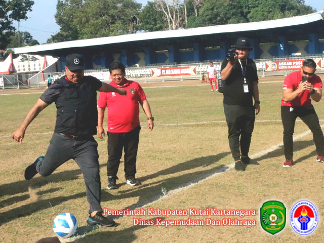 Penendangan bola oleh Bupati Kukar, Edi Damansyah menandaiTurnamen Sepak Bola Bupati Cup 2003 resmi dibuka
