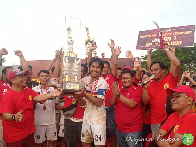 Penyerahan Piala Liga Desa KOK Sebulu Cup I 2022