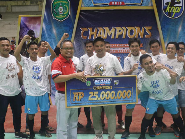 FOTO Sekretaris Dispora Kukar Hero Suprayetno secara resmi menutup turnamen Futsal KNPI Cup di Gedung Beladiri Kompleks Stadion Aji Imbut Tenggarong Seberang sekaligus menyerahkan hadiah kepada pemenang.