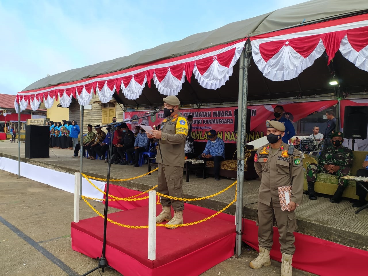 Plt Kepala Dispora Kukar, H. Fida Hurasani menjadi inspektur upacara peringatan hari pahlawan 2021 di Muara kaman