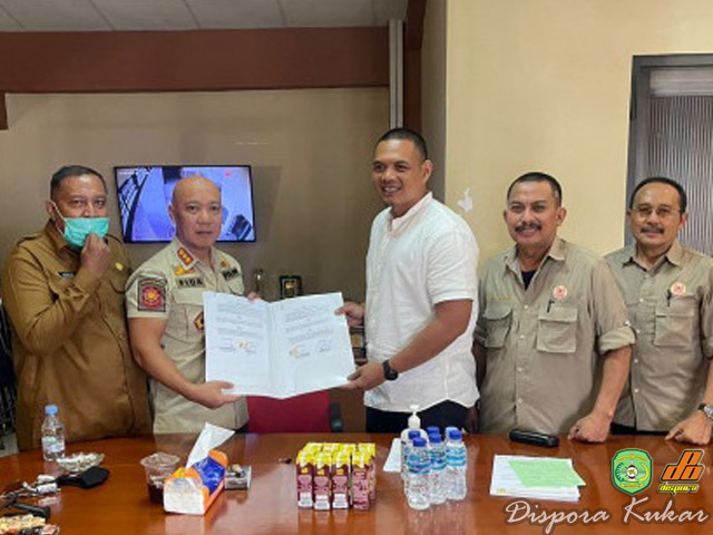 Plt Kepala Dispora Kukar Fida Hurasani bersama Ketua KONI Kukar Rahman usai penandatangan naskah Perjanjian Hibah Daerah