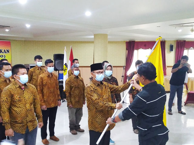 Ketua Inkado Kukar H. Sapparuddin Pabonglean yang baru terpilih bersama jajaran pengurus saat dilantik Ketua Harian Inkado Provinsi Kaltim M. Latif Riyadi