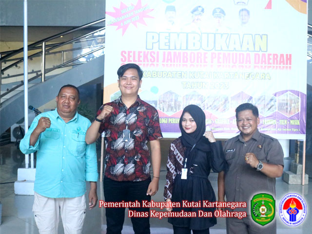 Kadispora Kukar Aji Ali Husni, foto bersama pada acara seleksi jambore pemuda daerah Kutai Kartranegara