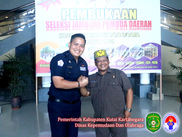 Kadispora Kukar Aji Ali Husni, foto bersama pada acara seleksi jambore pemuda daerah Kutai Kartranegara