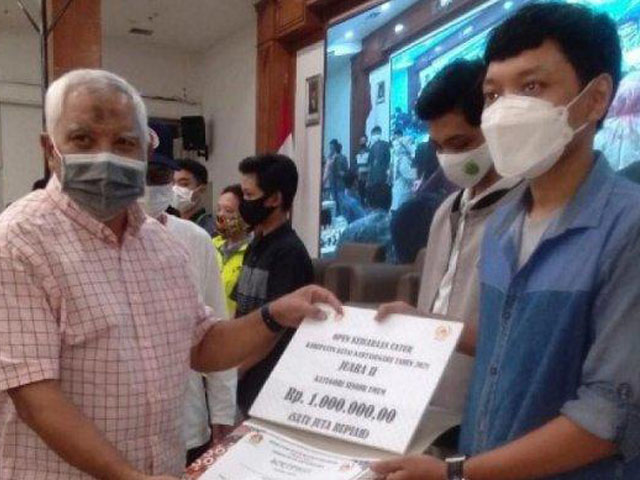 Wakil Bupati Kutai Kartanegara ( Wabup Kukar ), Chairil Anwar, menutup kejuaraan catur 2021 di Ruang Serba Guna kantor Bupati, Tenggarong, Kabupaten Kutai Kartanegara, Provinsi Kalimantan Timur. 