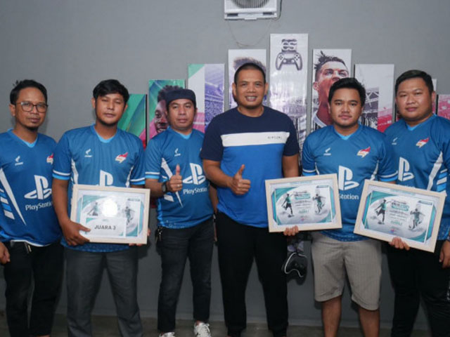Ketua Koni Kukar bersama tim ESI Kukar dan atlet profesional andalannya (Foto: Heri/korankaltim.com)