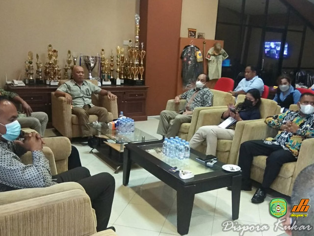 Plt Kepala Dispora Kukar, H. Fida Hurasani, menerima kunjungan DPRD Kutai Barat