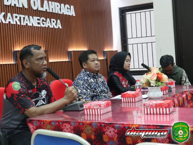 Rapat yang di pimpin langsung oleh Kadispora Kukar, Aji Ali Husni di ruang rapat Dispora Kukar ini dihadiri sejumlah pihak terkait mulai dari aparat keamanan hingga organisasi masyarakat.