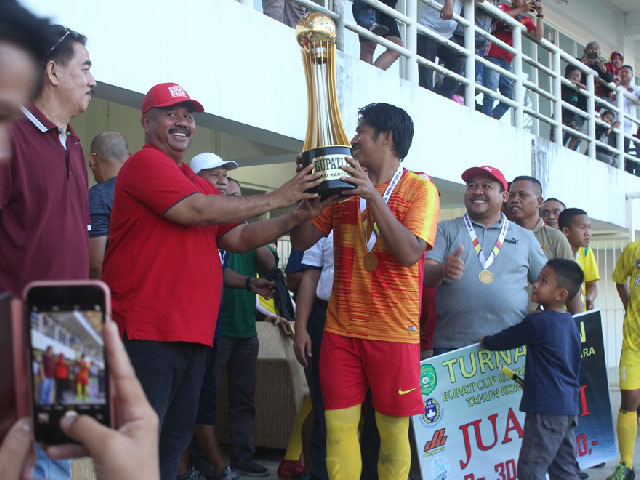 Penyerahan trofi bergilir Bupati Cup dilakukan oleh Bupati Kukar Edi Damansyah.