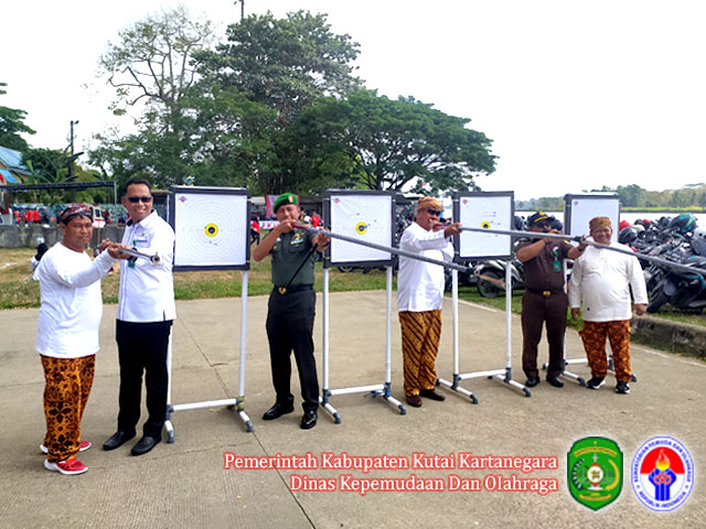 Bupati Kutai Kartanegara (Kukar), Edi Damansyah, tampak ikut bermain sambil didampingi oleh Dandim 0906/Kukar, Letkol (Inf) Jeffry Satria, dan Kadispora Kukar Aji Ali Husni