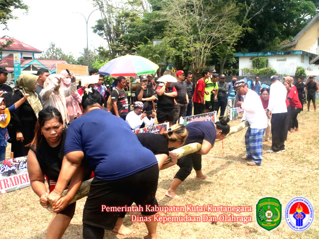 Bupati Kutai Kartanegara (Kukar), Edi Damansyah, tampak ikut bermain sambil didampingi oleh Dandim 0906/Kukar, Letkol (Inf) Jeffry Satria, dan Kadispora Kukar Aji Ali Husni