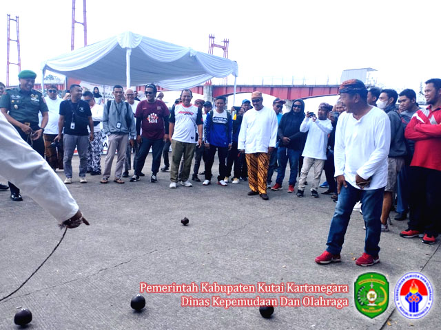 Bupati Kutai Kartanegara (Kukar), Edi Damansyah, tampak ikut bermain sambil didampingi oleh Dandim 0906/Kukar, Letkol (Inf) Jeffry Satria, dan Kadispora Kukar Aji Ali Husni