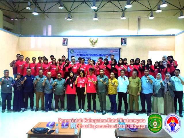 Foto bersama Jajaran Dispora Kukar dan Peserta Pelatihan Kewirausahaan Pemuda