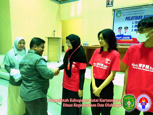 Pengalungan ID Card Pelatihan Kewirausahaan secara simbolis oleh Kadispora Kukar, Aji Ali Husni kepada Peserta