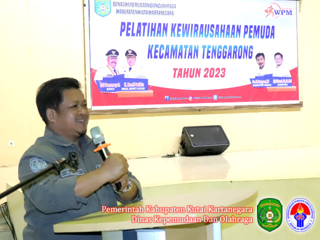 Aji Ali Husni, Kadispora Kab. Kukar Menyampaikan Sambutan Saat Acara Pembukaan Pelatihan Kewirausahaan Pemuda Kec. Tenggarong 2023