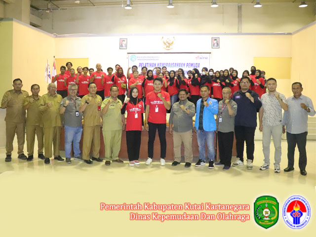 Foto bersama Kadispora Kukar, Panitia Pelaksana, Ketua KNPI Kukar, Ketua FKP Kaltim, Lurah Maluhu, Lurah Melayu, Narasumber dan Seluruh Peserta Pelatihan