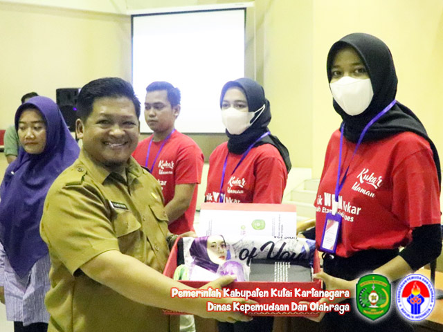Aji Ali Husni, Kadispora Kukar Menyerahkan Cendra Mata Secara Simbolis Kepada Peserta Pelatihan Kewirausahaan Pemuda 2023