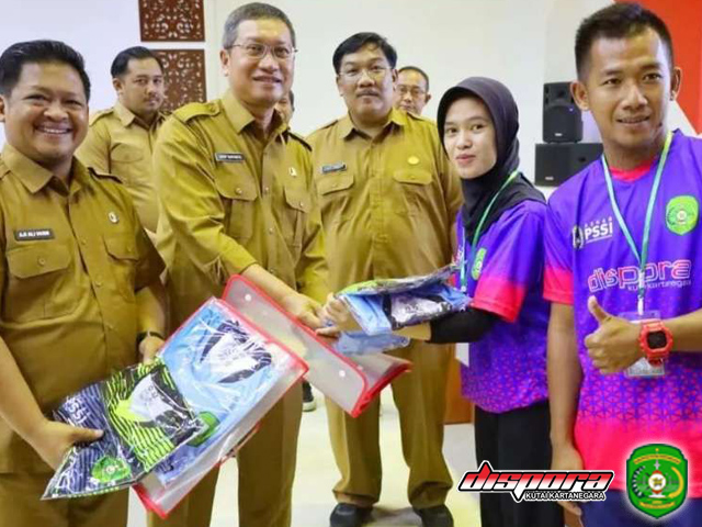 Penyerahan perlengkapan pelatihan secara simbolis oleh Asisten III Setdakab Kukar Dafip Haryanto kepada perwakilan peserta.