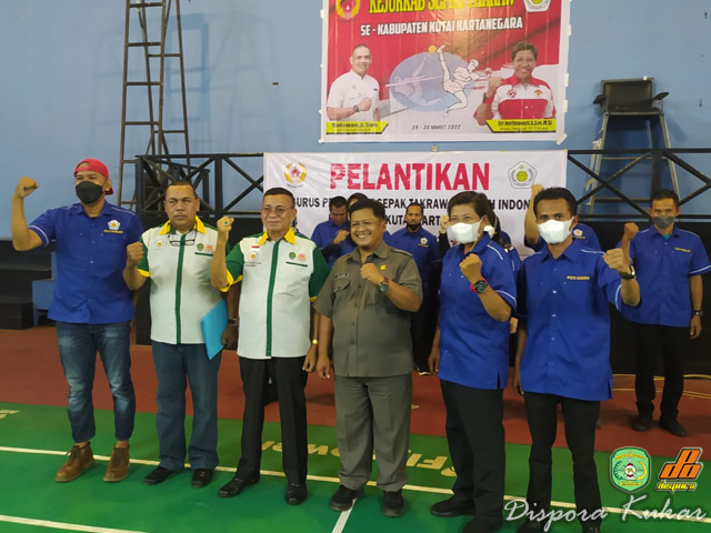Penyerahan naskah bantuan hibah dari Dispora ke KONI Kukar