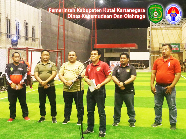 Assisten III Totok Heru Subroto yang mewakili Bupati Kukar menutup secara resmi Turnamen Open Mini Soccer Bupati Cup 2023