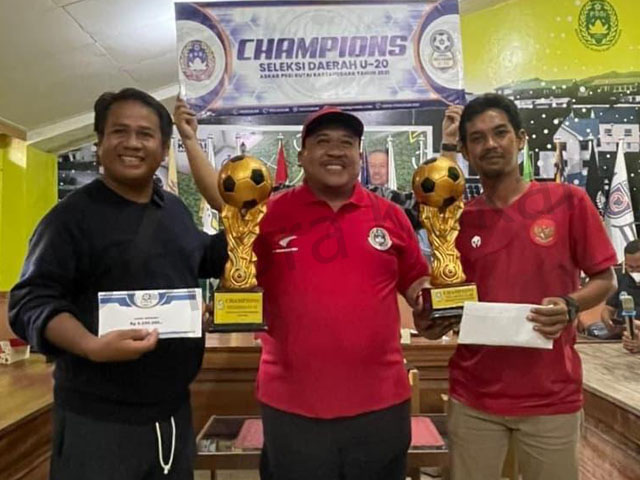 DONI ADITYA JUARA BERSAMA: Kecamatan Tenggarong dan Muara Kaman jadi kampiun selekda U-20 Askab PSSI Kukar 2021.