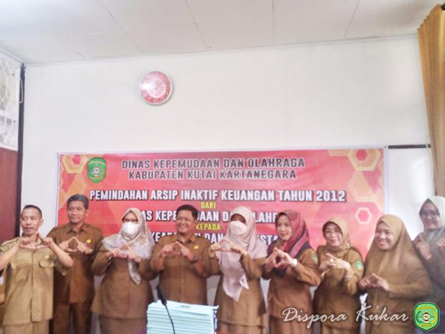 Sesi Foto bersama Pasca Penyerahan 402 Arsip Inaktif Dispora Kukar kepada DInas Kearsipan Kukar