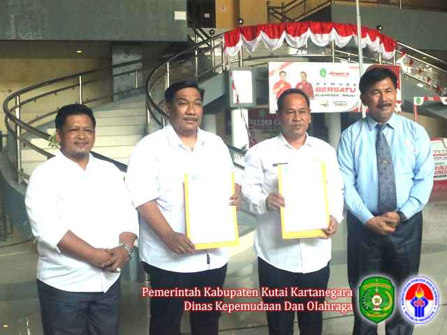 Kepala Dispora Kukar, Aji Ali Husni beserta Asisten I Setkab Kukar, Ahmad Taufik Hidayat, saat membuka lomba balapan ketinting, 29 September 2023