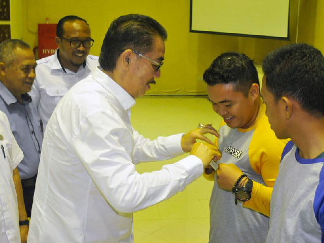 Kadis Kepemudaan dan Olahraga, menyematkan PIN kepada peserta pelatihan.