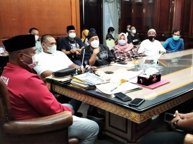 Bupati Edi Damansyah menerima atlet sepak bola U-16 yang akan menjalani seleksi PSSI. (Andri/headlinekaltim.co)