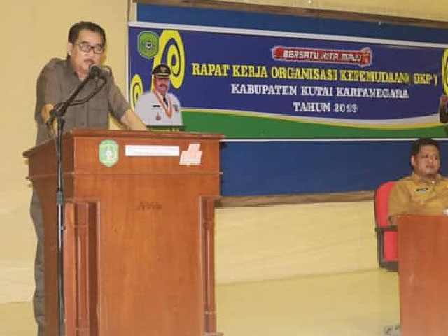 FOTO Kepala Dinas Kepemudaan dan Olahraga Awang Ilham saat membuka Rapat Kerja Bersama OKP se Kukar.
